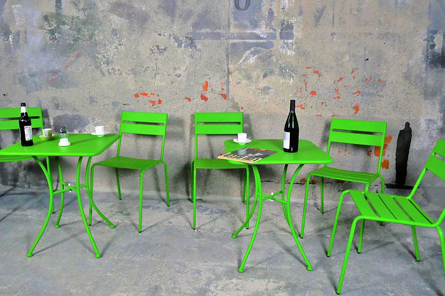 Blaty stołowe – jakie wybrać, aby nie tylko wyglądały pięknie, ale i były funkcjonalne?