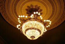 Jaki plafon wybrać do salonu?