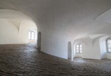 Czy sufit podwieszany utrzyma karnisz?