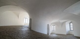 Czy sufit podwieszany utrzyma karnisz?