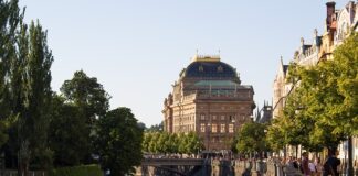 Ile kamizelek w aucie w Czechach?