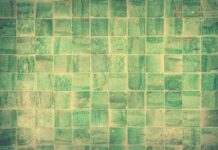 Czy można kleić płytki na klej montażowy?