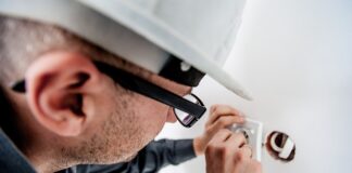 Ile elektryk bierze za gniazdo?