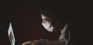 Jaką odległość lampy od lustra?