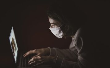 Jaką odległość lampy od lustra?