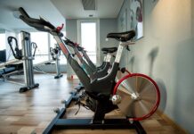 Jak usunąć ślady kleju po naklejce?