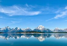 Jakie lustro wybrać do małej łazienki?