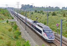 Kto pierwszy składa życzenia świąteczne? Kto pierwszy składa życzenia świąteczne?