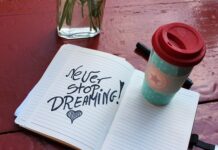 Co oznacza napis na drzwiach C M B?