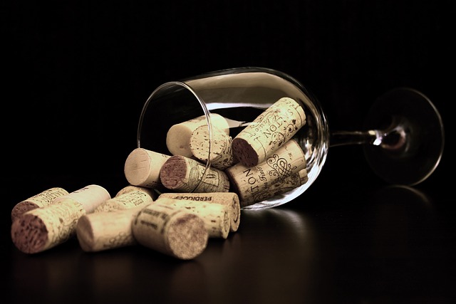 Ile trzyma kieliszek wina?